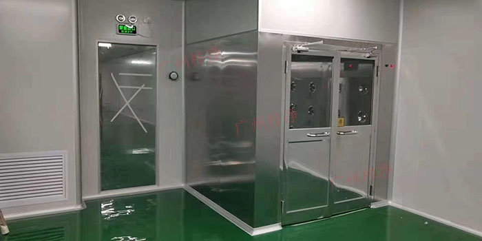 風淋室能夠對進入潔凈室的人員或物品進行高效的風淋,以去除表面塵埃和微生物,確保潔凈室的環境質量。 風淋室能夠對進入潔凈室的人員或物品進行高效的風淋,以去除表面塵埃和微生物,確保潔凈室的環境質量。