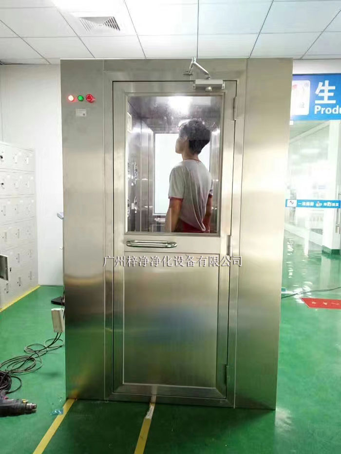 風淋室作為一種重要的潔凈設備 風淋室作為一種重要的潔凈設備