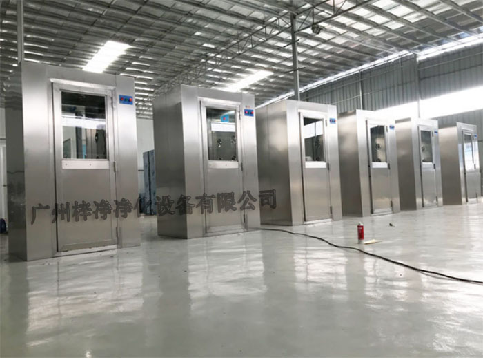 風淋室可以有效去除進入實驗室人員的衣物、頭發(fā)等表面攜帶的塵埃和微粒，降低實驗室內的污染風險。