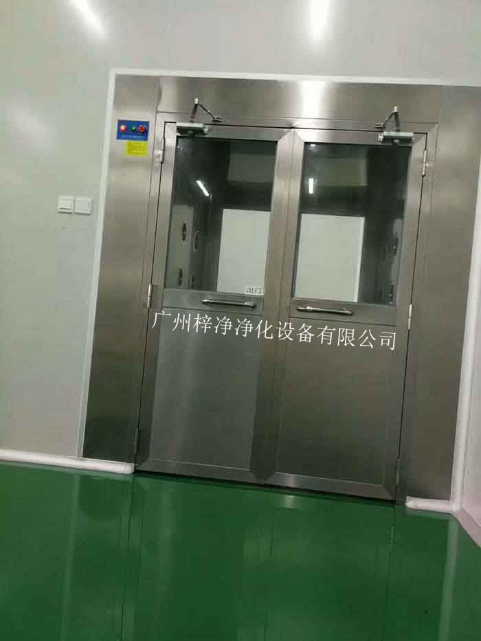 將風(fēng)淋室設(shè)置在主要入口，可以節(jié)約潔凈車間的空間，使布局更加合理。