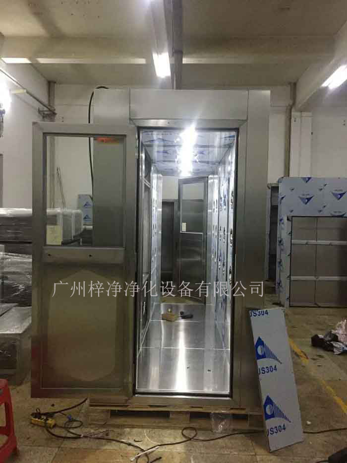 風淋室的主要目的是為了對人體進行空氣凈化